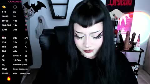 Snapshot of cristal_kosh chatting on 10.27.25 Cris online show from 10.27.25