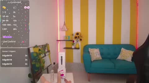 Snapshot of cristal_war chatting on 10.04.25 Cristal online show from 10.04.25