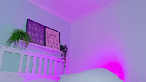 Nicole  Connection time 220pm-910pmCol online show from 11.12.25