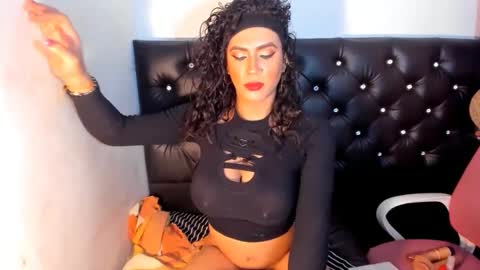 Snapshot of cristallwright chatting on 12.16.24 cristallwright online show from 12.16.24