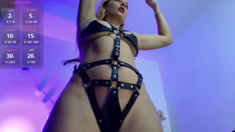 This blondie girl  is waiting for someone very horny to get some fun online show from 10.08.25