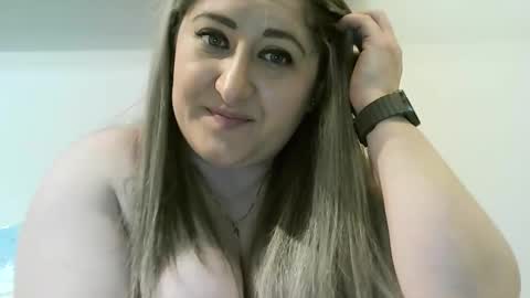 Snapshot of cristina20021991 chatting on 03.10.25 cristina20021991 online show from 03.10.25