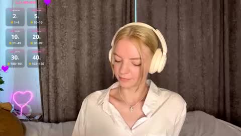 Snapshot of cristinekondo chatting on 06.18.26 Marry online show from 06.18.26