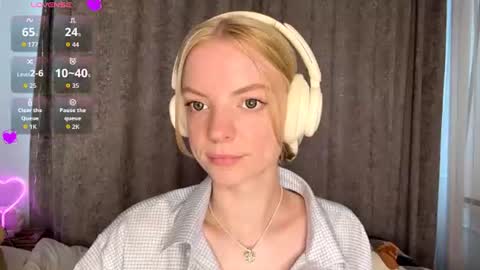 Snapshot of cristinekondo chatting on 06.19.26 Marry online show from 06.19.26