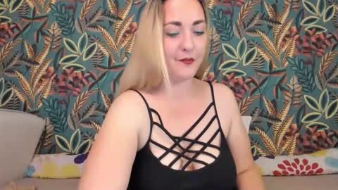 Snapshot of cristinnna chatting on 11.18.25 Cristina online show from 11.18.25