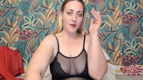 Snapshot of cristinnna chatting on 12.17.25 Cristina online show from 12.17.25