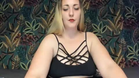 Snapshot of cristinnna chatting on 01.14.26 Cristina online show from 01.14.26