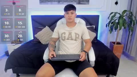 Snapshot of cristopher_strong chatting on 11.02.25 Cristopher online show from 11.02.25