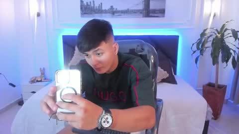 Snapshot of cristopher_strong chatting on 11.30.25 Cristopher online show from 11.30.25