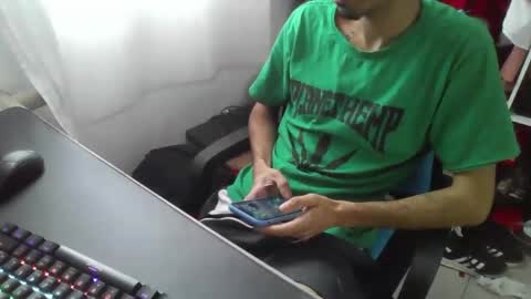 Snapshot of crudosoy chatting on 09.27.25 Carlo online show from 09.27.25