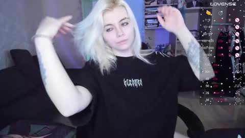 Snapshot of cryptobjgirlv2 chatting on 12.17.25 Lilith online show from 12.17.25