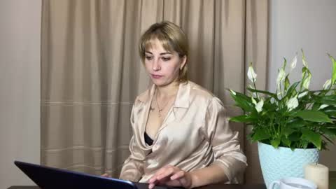 Snapshot of crystalfever_ chatting on 06.20.26 Mary online show from 06.20.26