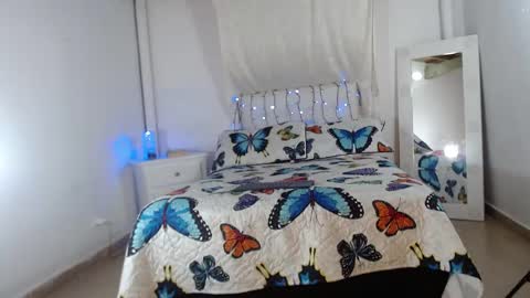 Snapshot of crystalvans chatting on 02.25.25 Cristal online show from 02.25.25