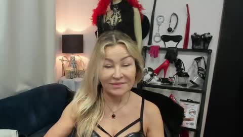 CrystalHotty online show from 03.30.26