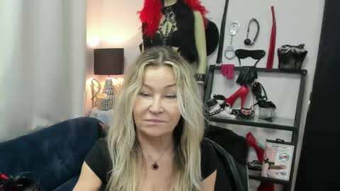 CrystalHotty online show from 04.14.26