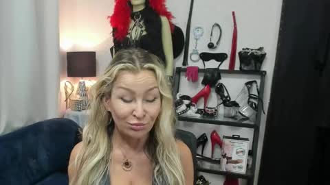 CrystalHotty online show from 05.15.26