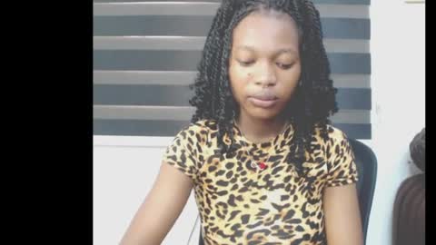 Snapshot of cumebony_petit chatting on 05.09.26 cumebony_petit online show from 05.09.26