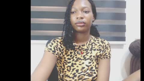 Snapshot of cumebony_petit chatting on 05.16.26 cumebony_petit online show from 05.16.26