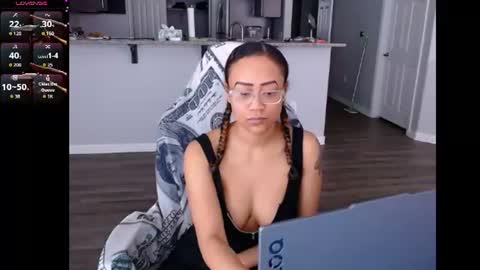 Snapshot of cumplzqueen chatting on 06.11.26 Nia Reese online show from 06.11.26
