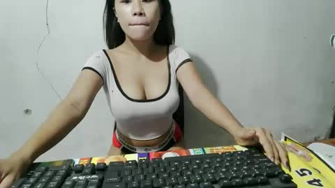 Snapshot of cumwhore4uxox chatting on 04.19.26 cumwhore4uxox online show from 04.19.26