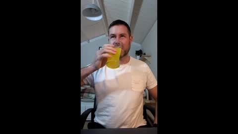 Snapshot of cupcakecreampie chatting on 12.19.25 Adam online show from 12.19.25