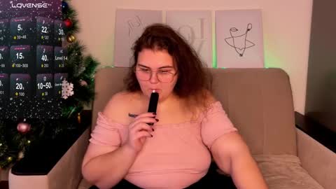Snapshot of curvy_janie chatting on 12.20.24 Jane  online show from 12.20.24