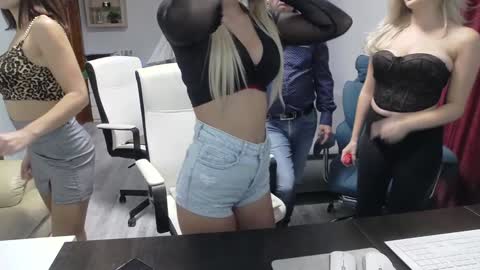 Snapshot of cute00kiara chatting on 11.11.25 and follow twittercute00kiara2 online show from 11.11.25