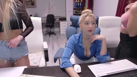 Snapshot of cute00kiara chatting on 11.17.25 and follow twittercute00kiara2 online show from 11.17.25