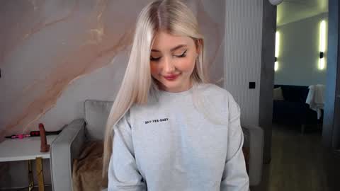 Snapshot of cute18cute chatting on 01.22.25 Kira online show from 01.22.25