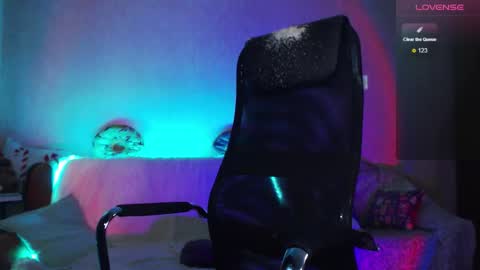 Snapshot of cute_betty chatting on 10.06.25 Betty online show from 10.06.25