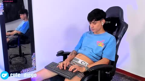 Snapshot of cute_diego_ chatting on 12.10.24 Diego online show from 12.10.24