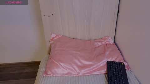 Snapshot of cute_emmma chatting on 12.15.25 Emma online show from 12.15.25