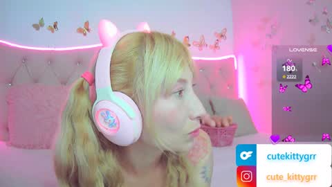 Snapshot of cuteee_kitty chatting on 02.04.25 Kitty online show from 02.04.25