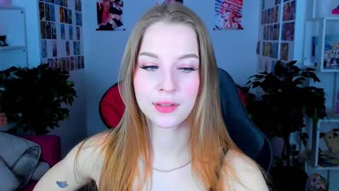 Snapshot of cutemousee chatting on 12.22.24 Rina online show from 12.22.24