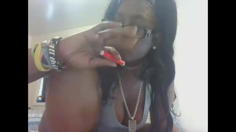 Snapshot of cuteshotkiki chatting on 11.08.25 mary mack online show from 11.08.25