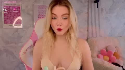 Snapshot of cutie_angels chatting on 05.01.26 HelloMy name Eva online show from 05.01.26