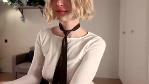 Snapshot of cutieeeeva chatting on 11.05.25 E online show from 11.05.25