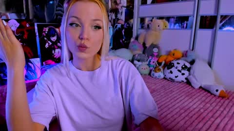 Snapshot of cuttie_ponyy chatting on 12.10.24 Nora online show from 12.10.24