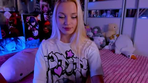 Snapshot of cuttie_ponyy chatting on 11.09.25 Nora online show from 11.09.25