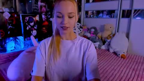 Snapshot of cuttie_ponyy chatting on 11.30.25 Nora online show from 11.30.25