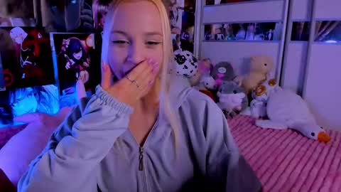 Snapshot of cuttie_ponyy chatting on 12.13.25 Nora online show from 12.13.25