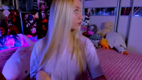 Snapshot of cuttie_ponyy chatting on 01.12.26 Nora online show from 01.12.26