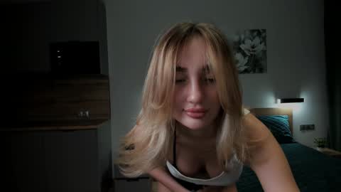 Snapshot of cuttiechloe chatting on 12.18.24 CuttieChloe online show from 12.18.24