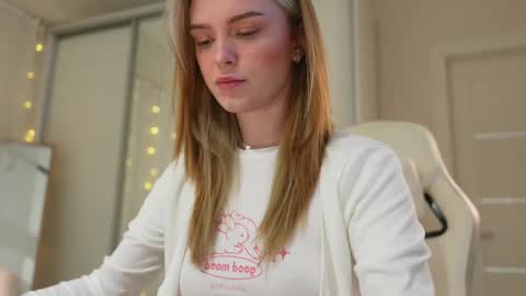 Snapshot of cyberheart_ chatting on 01.06.25 EMILY online show from 01.06.25