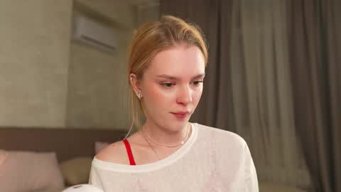 Snapshot of cyberheart_ chatting on 10.07.25 EMILY online show from 10.07.25