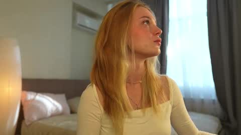 Snapshot of cyberheart_ chatting on 10.08.25 EMILY online show from 10.08.25