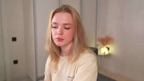 Snapshot of cyberheart_ chatting on 11.09.25 EMILY online show from 11.09.25