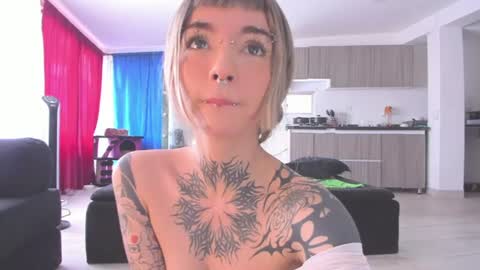 Snapshot of cyberia____________________ chatting on 06.26.26 cel I am independent Help me reach 200 thumbs up uwu online show from 06.26.26