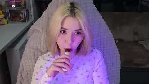 Snapshot of cybersmiling chatting on 11.20.25 Jane online show from 11.20.25