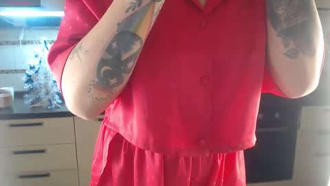 Snapshot of daddy_moongirl chatting on 12.18.25 daddy moongirl online show from 12.18.25